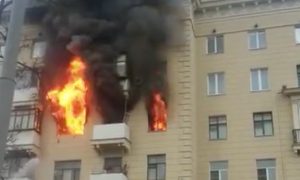 Жуткую смерть девушки в горящей квартире сняли на видео жители Москвы