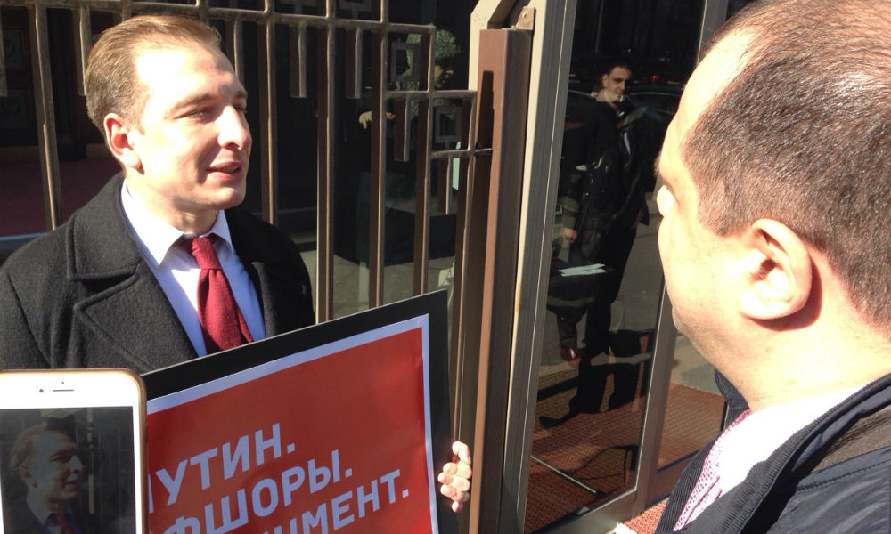 Четверых участников пикета с требованием отставки Путина задержали у Госдумы 