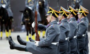 В Москве открылся сезон церемониальных разводов караулов Президентского полка