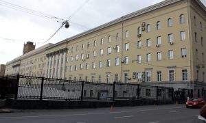 Здание Минобороны в центре Москвы окутал дым от пожара