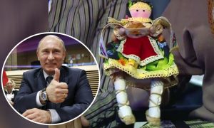 Путину подарили уникальную куклу-оберег, приносящую богатство