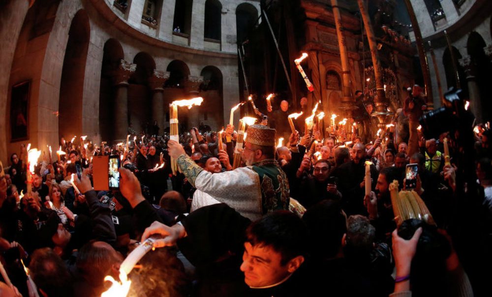 Тысячи паломников зажгли лампады и свечи от Благодатного огня в Иерусалиме 