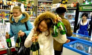 Уголовную ответственность за продажу алкоголя несовершеннолетним предложили ввести в Госдуме