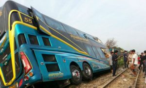 Момент столкновения пассажирского автобуса и поезда в Таиланде зафиксировали камеры видеонаблюдения
