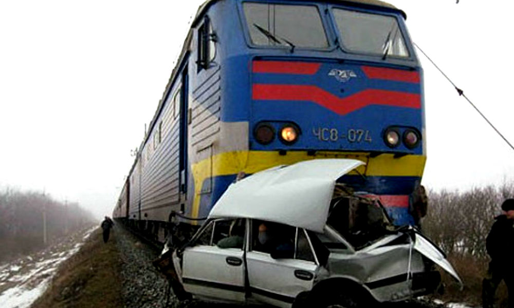 Парень без прав погиб при столкновении автомобиля с грузовым поездом в Забайкалье 