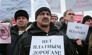 Две сотни дальнобойщиков пришли на разрешенный властями митинг в центре Москвы