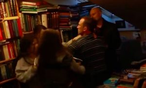 Возмущенные феминистки подрались с мужчинами в книжном магазине Москвы