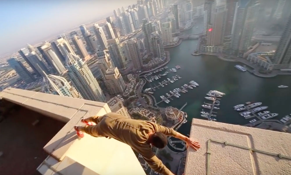 Россиянин взбудоражил Сеть опасными трюками на крыше высочайшего небоскреба Дубая 