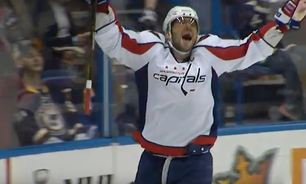Опубликовано видео с триумфальным голом Овечкина, ставшего лучшим игроком дня в НХЛ 