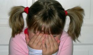 «Изнасиловал на кладбище»: в Челябинской области 8-летняя девочка обвинила учителя русского языка в педофилии