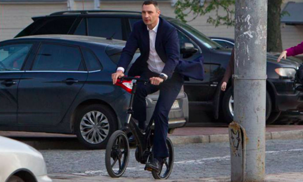 Смущенный Кличко рассказал о своем падении с велосипеда в Киеве 