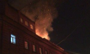 Пожарные потушили пожар на крыше здания «Красного Октября» в центре Москвы