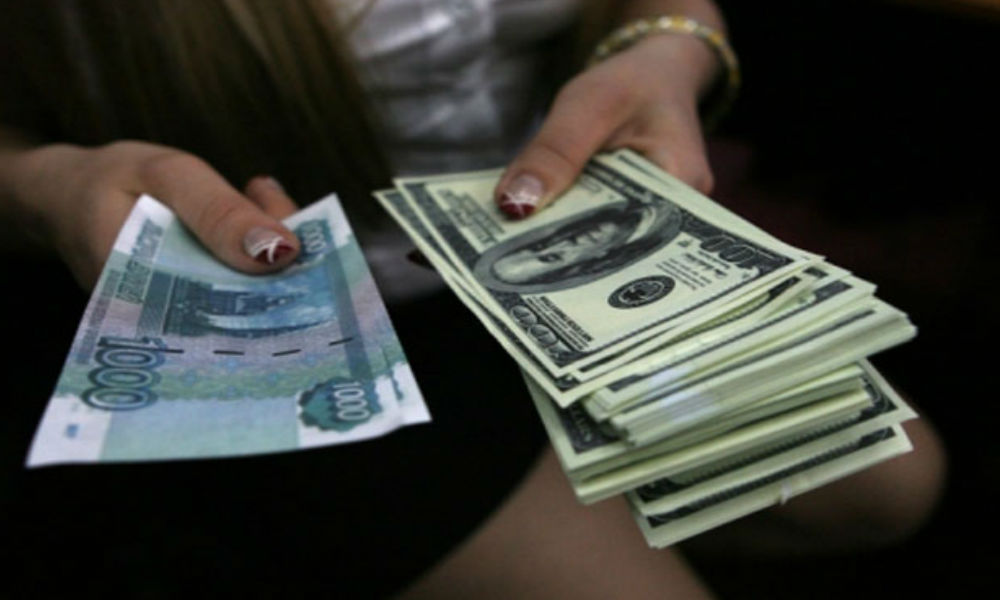 Рубль получил поддержку от цен на нефть и укрепился по отношению к доллару 