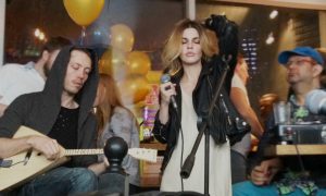 Сексуальная вокалистка перепела Лану Дель Рей под балалайку в московском баре