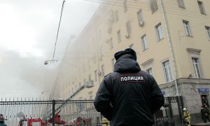Огонь в здании Минобороны в центре Москвы не смогли локализовать за несколько часов