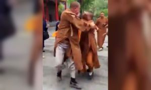 Драка между монахами из-за пожертвований в храме попала на видео