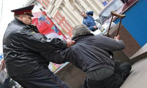 Пьяный нищий ранил двоих полицейских на территории московского храма