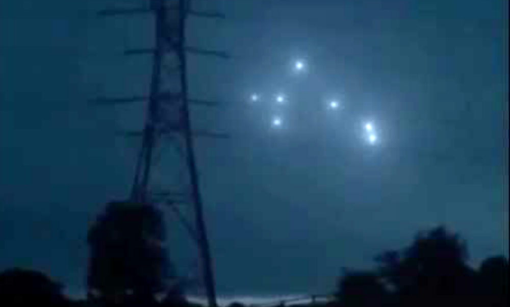 Скоростное «созвездие» НЛО обнаружили в вечернем небе жители Ростова-на-Дону 