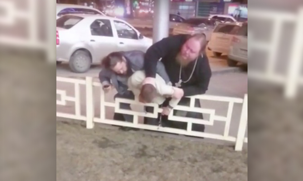 Опубликовано видео, как лишенный сана игумен в рясе и его брат избивают бизнесмена в Новосибирске 