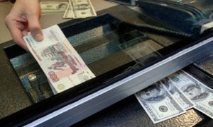 Россияне разочаровались в долларе и евро и перестали запасаться валютой