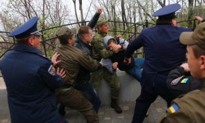 Опубликованы фото и видео столкновений между жителями Одессы и «бандеровскими бесами»