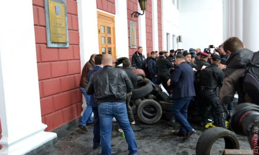 Активисты “антимэрского майдана” заблокировали администрацию Одессы после ночного нападения с битами 