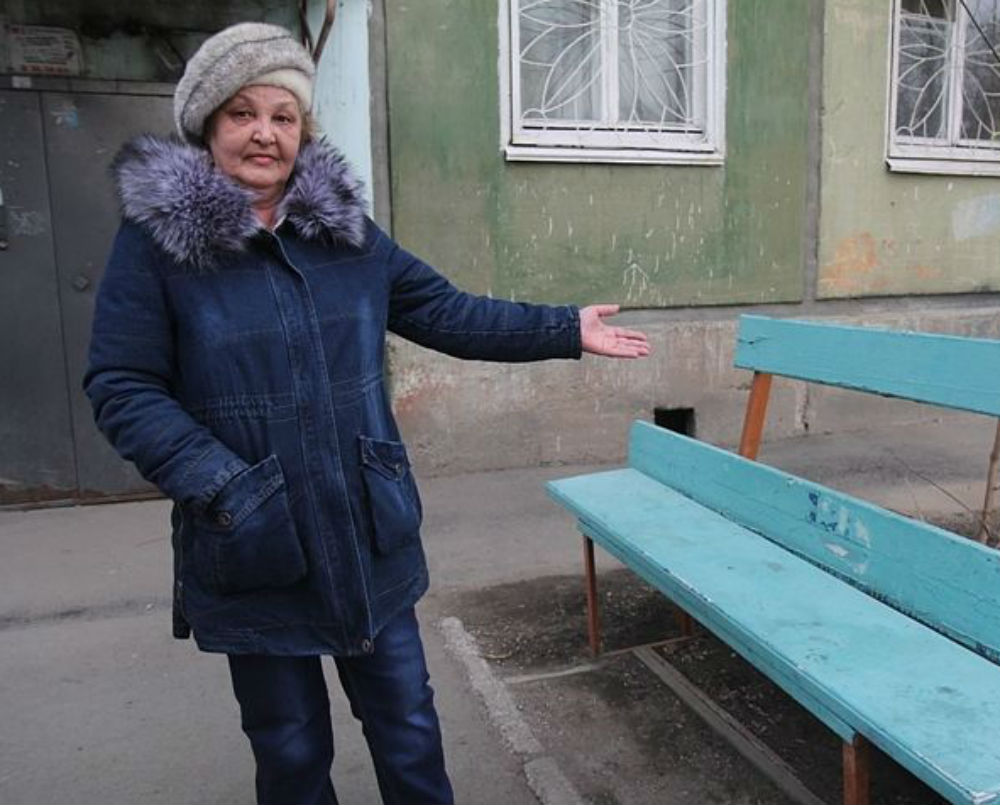 Опытные сторожи у меня нет бахил. Пенсионерка на улице. Иркутск люди улицы. Пенсионерка суетится. Пенсионерка на улице зимой в городе Барнаул.