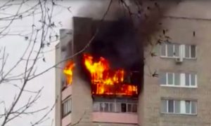 Уничтоживший три верхних этажа в многоквартирном доме пожар в Уссурийске попал на фото и видео