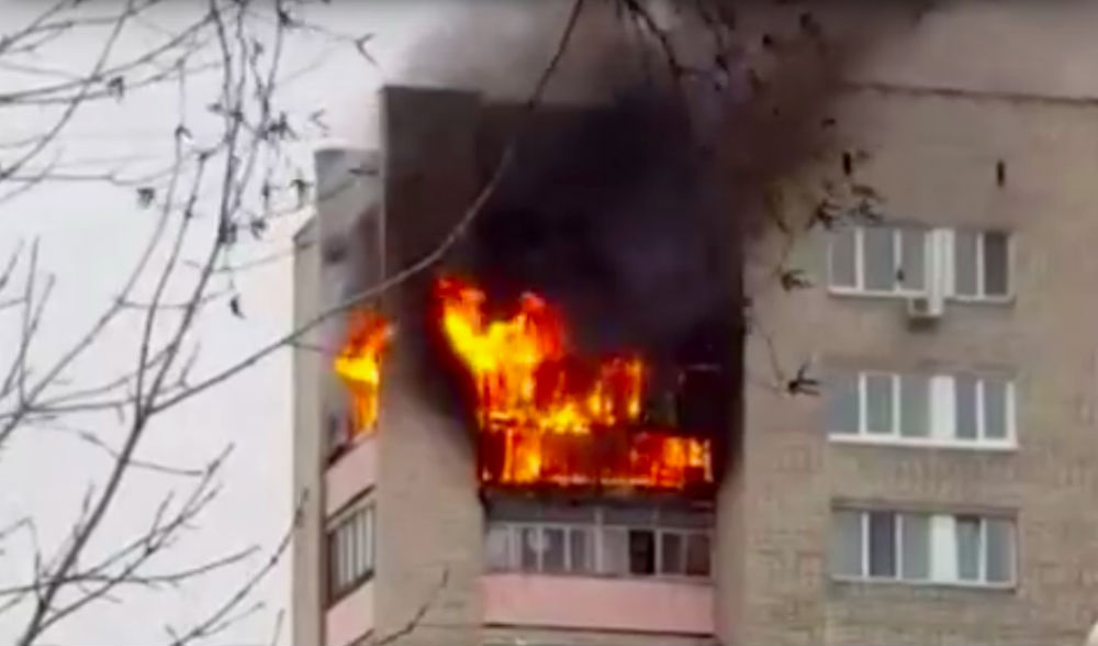 Уничтоживший три верхних этажа в многоквартирном доме пожар в Уссурийске попал на фото и видео 