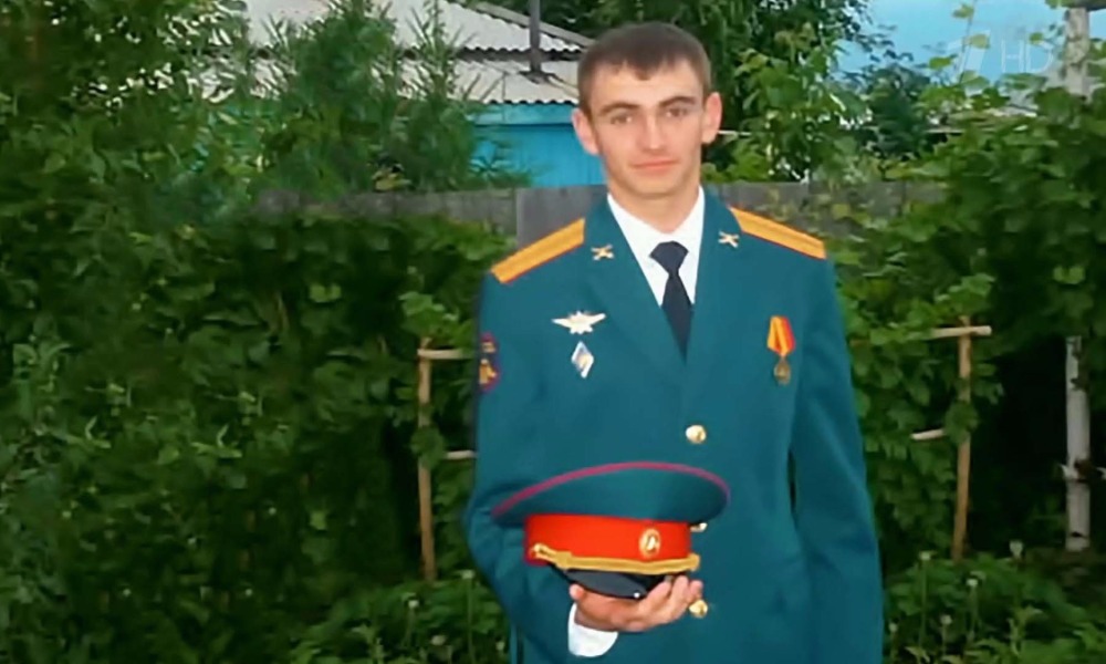 Тело погибшего в Сирии старшего лейтенанта Александра Прохоренко доставили в Москву 