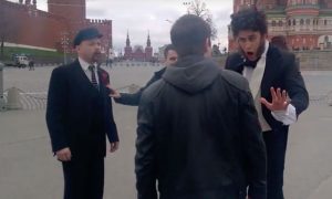 Курьезная драка двойников Пушкина и Ленина на Красной площади попала на видео
