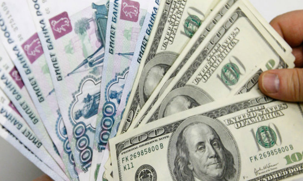 Рубль незначительно уступил доллару в ожидании решения ФРС США по процентной ставке 