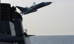 В Сети появилось видео пролета российского Су-24 над американским эсминцем «Дональд Кук»
