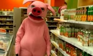 Огромные розовые свиньи победили «просрочку» в магазинах Кузбасса