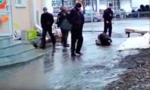 В Сети опубликовано видео, как охранник жестоко избивал ногами и дубинкой мужчину с тростью в Уфе