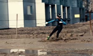 Вейкбордеры Челябинска прокатились по грязным улицам и сняли социальный ролик