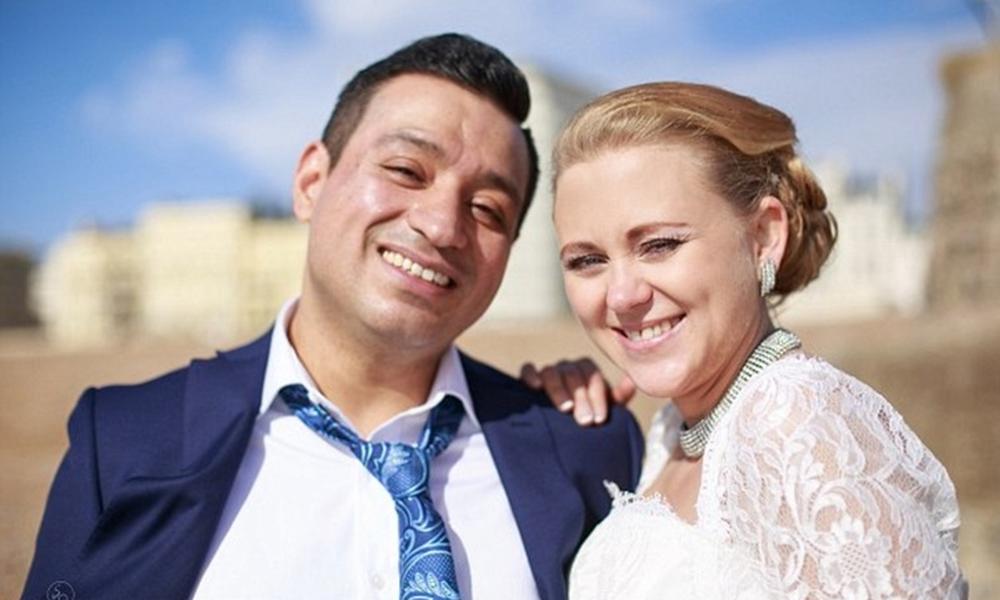 Красавице-россиянке запретили жить с любимым мужем из-за его маленькой зарплаты 