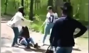 Жестокое избиение двумя подругами девушки из-за сломанных очков сняли на видео в Тыве