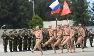Российские и сирийские военные прошли Парадом Победы по летному полю базы Хмеймим