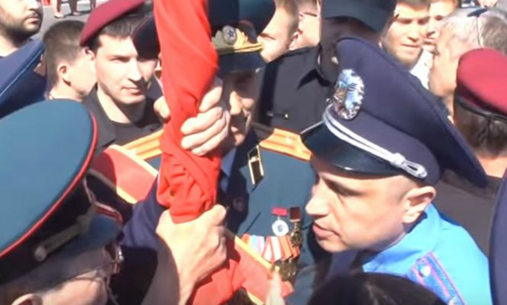 Националисты устроили драку из-за советского флага и назвали ветеранов 