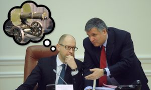 Глава МВД Украины Аваков вооружил экс-премьера Яценюка пулеметом 