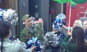 Чирлидерши из поезда помогли солдату сделать трогательное предложение любимой в Казани