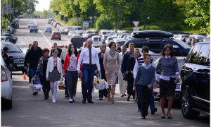 Яценюк впервые появился на публике после отставки, опровергая слухи о бегстве