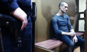 Художнику Павленскому сломали ребро и перебили колено во время конвоирования в суд