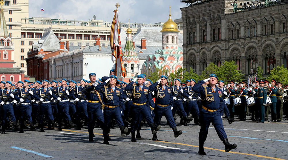 Самые внимательные зрители парада победы фото