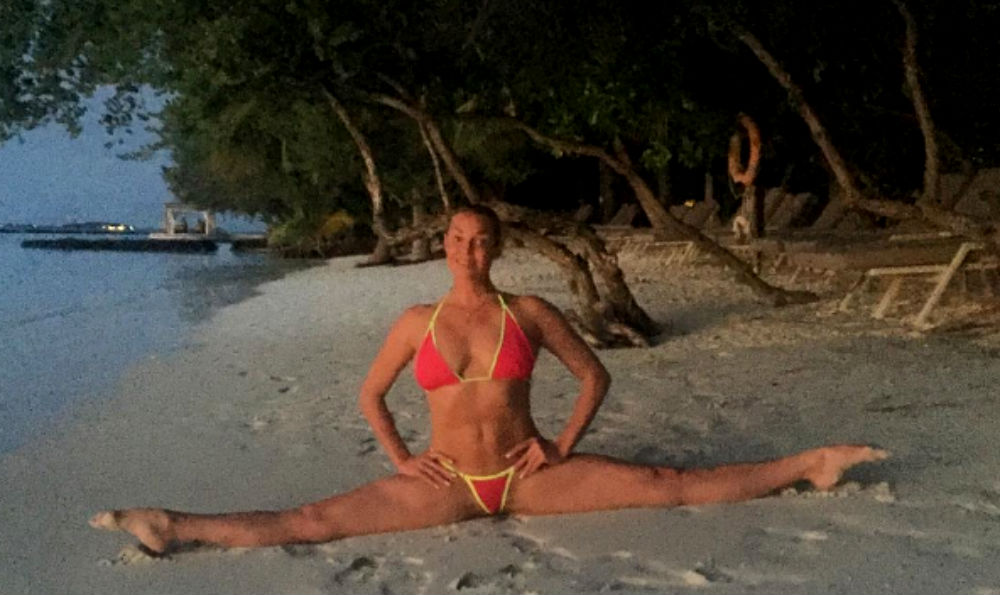 Откровенный шпагат Анастасии Волочковой на мальдивском пляже вынудил прожорливых птиц ее атаковать 