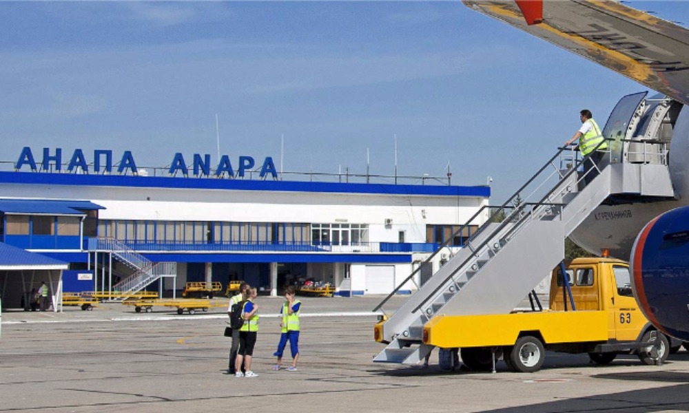 Пьяного пассажира сняли с рейса в Москву за дебош на борту и арестовали на 7 суток в Анапе 