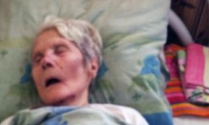 Запертая внучкой 91-летняя бабушка-ветеран умерла 9 мая, пролежав три дня под дверью без еды и воды