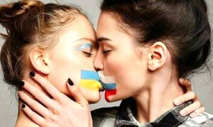 Провокационным фото целующихся украинки и россиянки Анфиса Чехова вызвала возмущение девушек