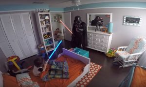 Опубликовано видео, как отец решил разбудить 2-летнего сына в костюме Дарта Вейдера